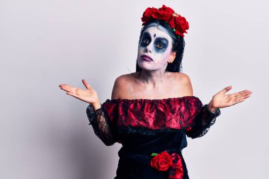 Ölü makyajının Meksika gününü yaşayan genç bir kadın hiçbir şeyden habersiz ve kolları açık, hiçbir fikri yok.. 