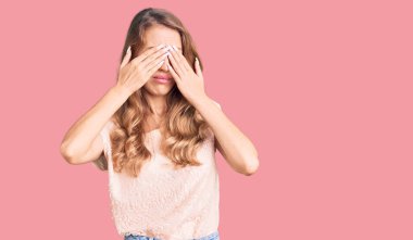 Sarışın, güzel, beyaz bir kadın. Günlük kıyafetler giyiyor. Yorgunluk ve baş ağrısı için gözlerini ovuşturuyor. görme sorunu 