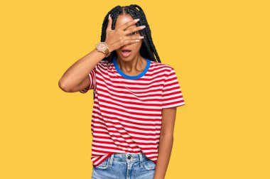 Güzel İspanyol kadın gündelik giysiler giymiş. Şoka girmiş, yüzünü ve gözlerini kapamış, utanmış ifadesiyle parmaklarından bakıyor.. 