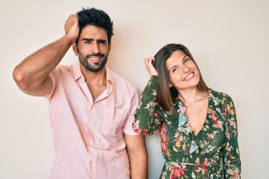 Güzel, genç bir çift sevgili birlikte. Kafaları karışıyor ve soru soruyorlar. Şüpheyle kararsız, kafa kafaya düşünerek. Düşünceli kavram. 