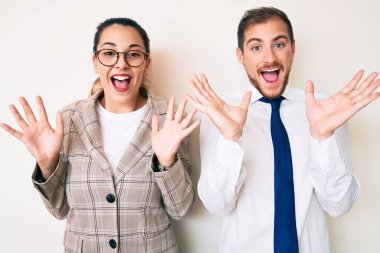 İş kıyafetleri giymiş güzel bir çift çılgın kutlamalar yapıyor ve başarılı oldukları için hayrete düşüyorlar. Kolları açık, gözleri açık, heyecanlı çığlıklar atıyorlar. Kazanan konsept 