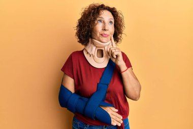 Güzel orta yaşlı olgun bir kadın boyun tasması takıyor ve kolunda ciddi bir yüz ifadesi var. Elle çeneye soru sormayı düşünüyor. Kafa karıştırıcı bir fikir. 