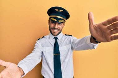 Yakışıklı İspanyol pilot üniforması giymiş kameraya sarılıp gülümsüyor. Mutluluğu kucaklayan neşeli bir ifade.. 