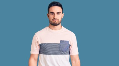 Depresyonda ve endişeli, sinirli ve korkmuş genç ve yakışıklı bir adam. hüzünlü ifade. 