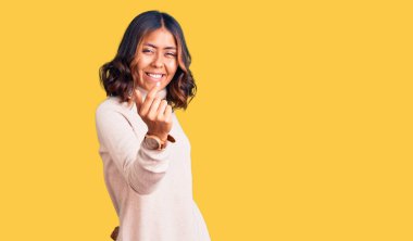 Balıkçı yaka kazak giyen genç, güzel, melez bir kadın seni buraya davet ediyor. 