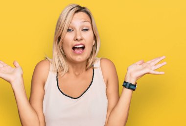 Orta yaşlı beyaz kadın, sıradan kıyafetler giyip çılgınlığı kutluyor ve başarıya hayret ediyor. Kolları açık, gözleri açık, heyecanlı bir şekilde bağırıyor. Kazanan konsept 