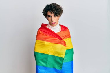 Gökkuşağı lgbtq bayrağı kuşkucu ve gergin makyajlı genç adam sorun yüzünden üzgün. negatif kişi. 