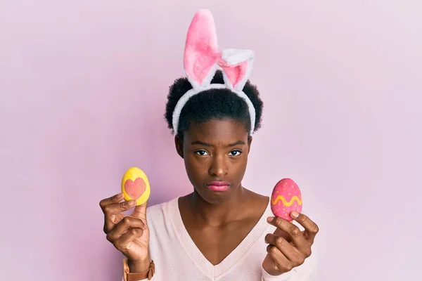 Jovem Menina Afro Americana Vestindo Orelhas Coelho Bonito Páscoa Segurando — Fotografia de Stock