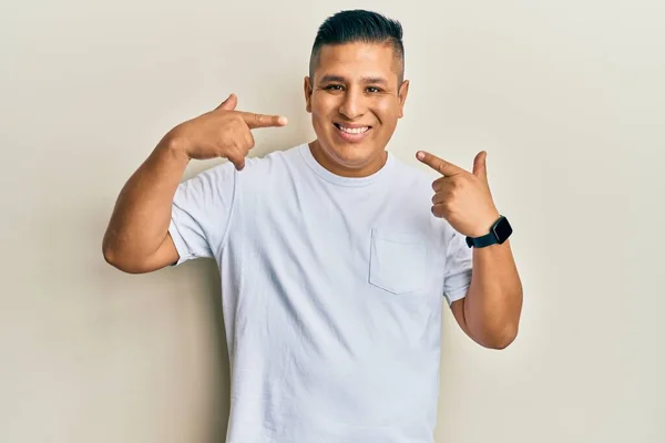 Jovem Latino Vestindo Casual Shirt Branca Sorrindo Alegre Mostrando Apontando — Fotografia de Stock