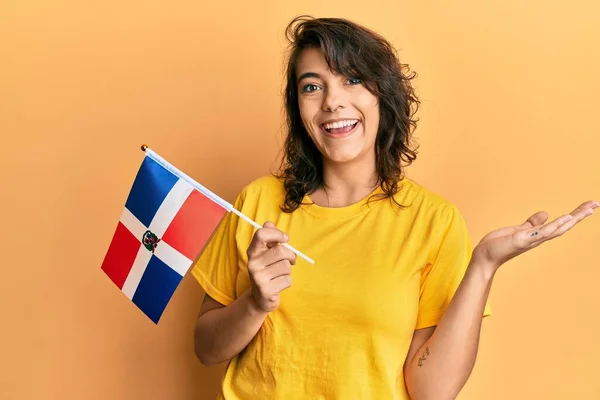 Ung Latinamerikansk Kvinna Som Innehar Herravälde Republik Flagga Fira Prestation — Stockfoto