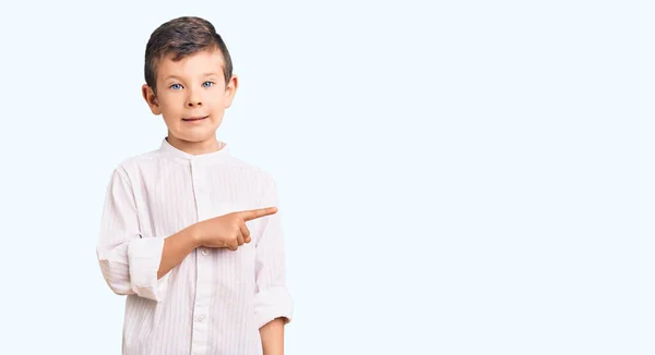 Niño Rubio Lindo Con Camisa Elegante Señalando Lado Preocupado Nervioso — Foto de Stock