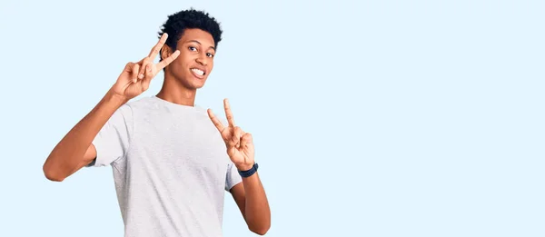 Mladý Afroameričan Neformálním Oblečení Usmívající Kameru Ukazující Prsty Znamení Vítězství — Stock fotografie