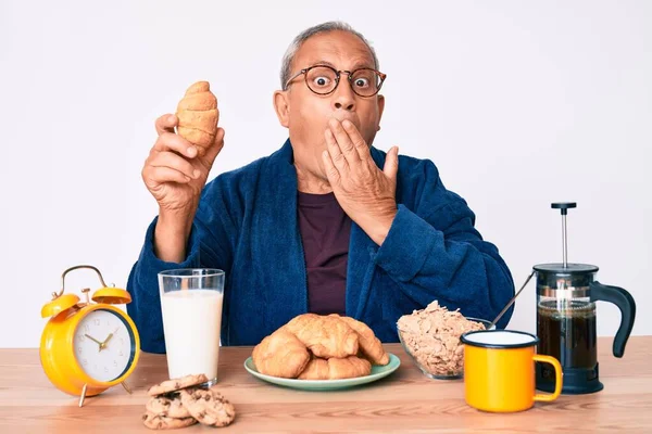 Homem Bonito Sênior Com Cabelo Grisalho Sentado Mesa Comendo Croissant — Fotografia de Stock