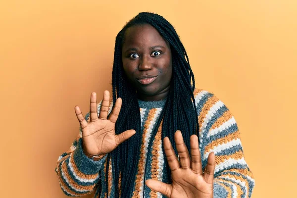 Jeune Femme Noire Avec Des Tresses Portant Pull Hiver Décontracté — Photo