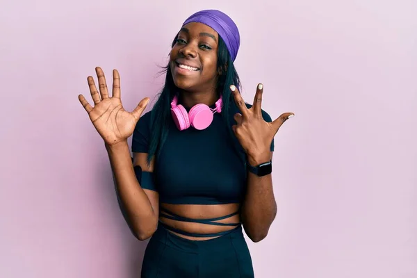 Ung Afrikansk Amerikansk Kvinna Bär Gym Kläder Och Med Hörlurar — Stockfoto