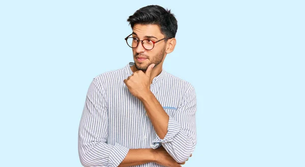 Junger Gutaussehender Mann Lässiger Kleidung Und Brille Mit Der Hand — Stockfoto