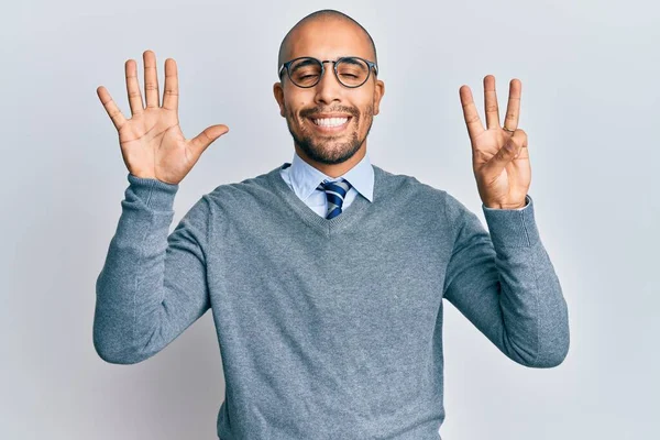 ヒスパニック系大人男身に着けています眼鏡とビジネススタイルショーと指差し込みとともに指番号8ながら笑顔自信と幸せ — ストック写真