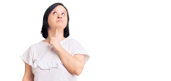 Mujer Morena Con Síndrome Con Camiseta Blanca Casual Pensando Concentrada — Foto de Stock