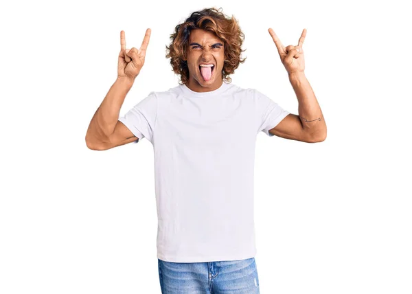 年轻的惊慌失措的男人穿着休闲的白色T恤 用疯狂的表情大喊着 手举着摇滚符号 音乐明星 重音乐概念 — 图库照片