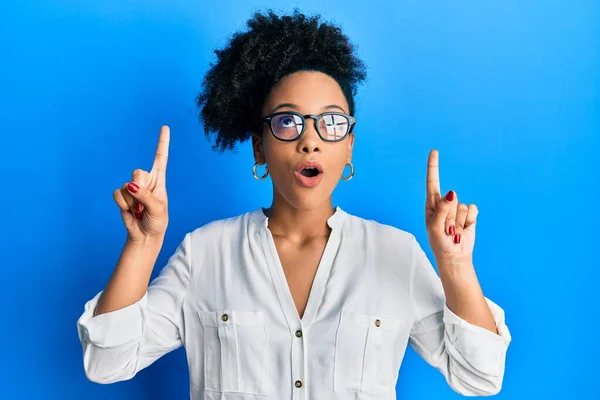 Ung Afrikansk Amerikansk Flicka Bär Casual Kläder Och Glasögon Förvånad — Stockfoto