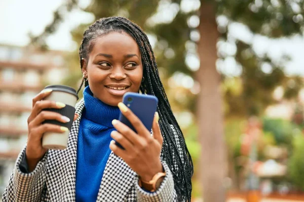 Jovem Empresária Afro Americana Usando Smartphone Bebendo Café Parque — Fotografia de Stock