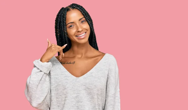 Mooie Latijns Amerikaanse Vrouw Casual Kleding Glimlachend Doen Telefoon Gebaar — Stockfoto