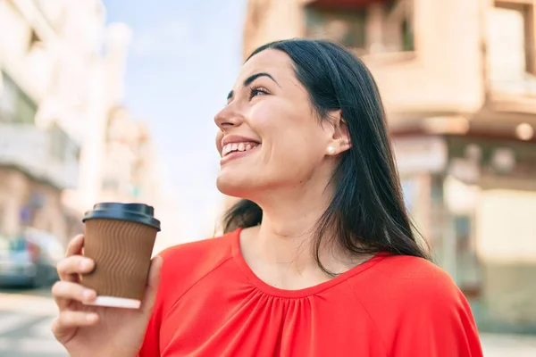 Joven Chica Latina Sonriendo Feliz Bebiendo Llevar Café Caminando Ciudad —  Fotos de Stock