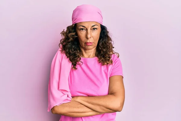 Латиноамериканка Средних Лет Носящая Рак Молочной Железы Поддерживает Розовый Шарф — стоковое фото