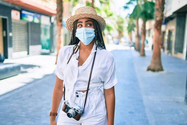 Jovem Afro Americana Com Tranças Usando Máscara Segurança Coronavírus Livre — Fotografia de Stock