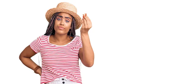若いですアフリカ系アメリカ人女性とともに夏の帽子を身に着けていますイタリアのジェスチャーと指で自信を持って式 — ストック写真