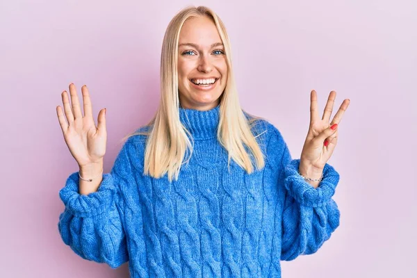 Młoda Blondynka Nosi Wełniany Zimowy Sweter Pokazując Wskazując Palcami Numer — Zdjęcie stockowe