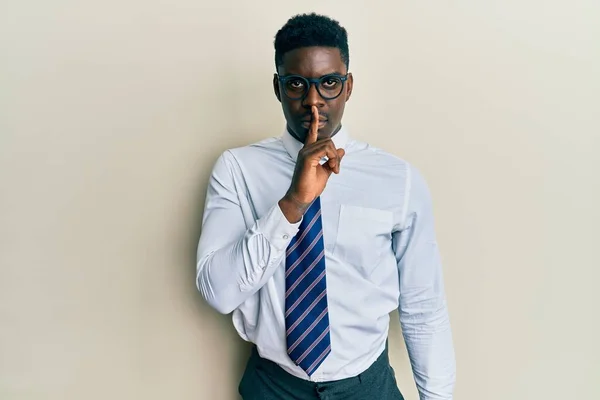 Όμορφος Μαύρος Άντρας Που Φοράει Γυαλιά Επαγγελματικό Πουκάμισο Και Γραβάτα — Φωτογραφία Αρχείου