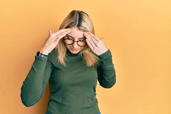 Junge Kaukasische Frau Lässiger Kleidung Und Brille Mit Der Hand — Stockfoto