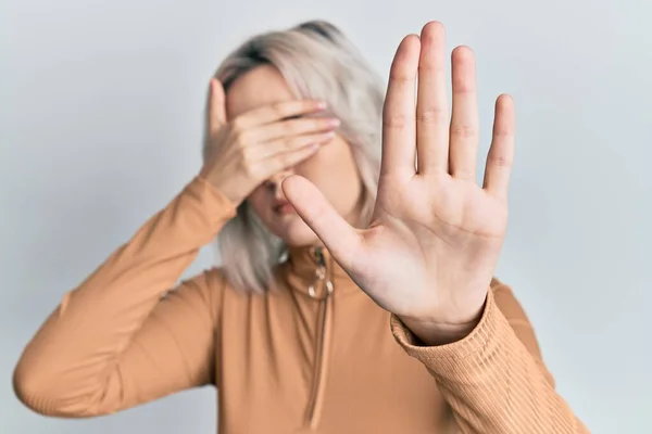 Menina Loira Jovem Vestindo Roupas Casuais Cobrindo Olhos Com Mãos — Fotografia de Stock