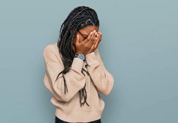 Африканская Американка Повседневной Одежде Грустным Лицом Закрывающим Лицо Руками Время — стоковое фото
