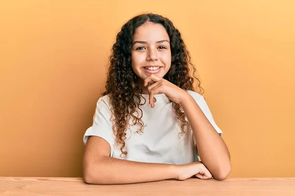 Menina Hispânica Adolescente Vestindo Roupas Casuais Sentado Mesa Olhando Confiante — Fotografia de Stock