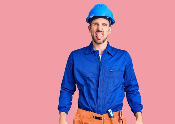 Jovem Homem Bonito Vestindo Uniforme Trabalhador Hardhat Língua Furar Para — Fotografia de Stock