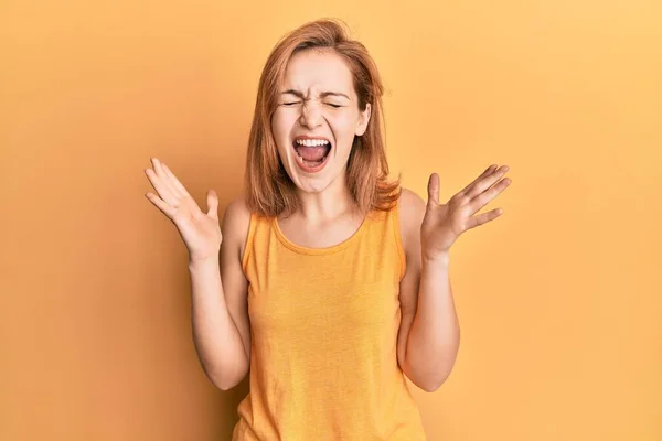 Giovane Donna Caucasica Indossa Stile Casual Con Camicia Senza Maniche — Foto Stock