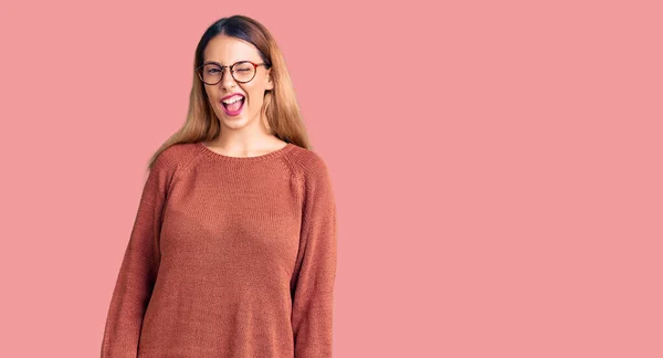 Vacker Ung Kvinna Bär Casual Kläder Och Glasögon Blinkar Tittar — Stockfoto