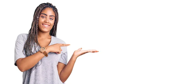Молодая Африканская Американка Косичками Повседневной Одежде Удивлена Улыбается Камеру Показывая — стоковое фото