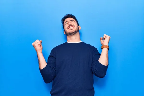 Jonge Spaanse Man Casual Kleding Erg Blij Opgewonden Doen Winnaarsgebaar — Stockfoto