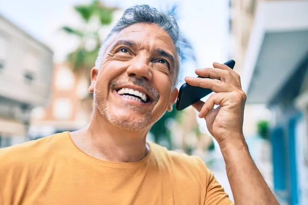 Hombre Pelo Gris Mediana Edad Sonriendo Feliz Hablando Teléfono Inteligente — Foto de Stock