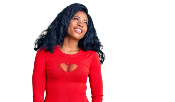 Vacker Afrikansk Amerikansk Kvinna Klädd Avslappnade Kläder Tittar Bort Till — Stockfoto
