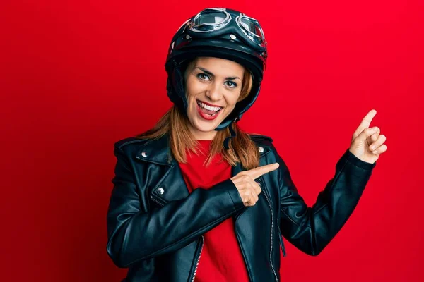 Mulher Jovem Hispânica Usando Capacete Motocicleta Sorrindo Olhando Para Câmera — Fotografia de Stock