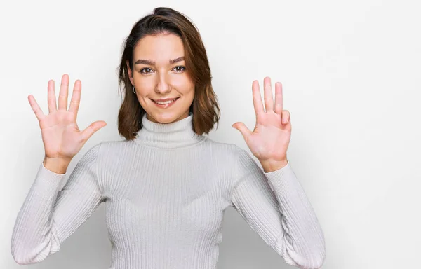 Joven Chica Caucásica Con Ropa Casual Mostrando Apuntando Hacia Arriba — Foto de Stock