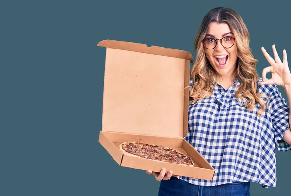 Ung Kaukasisk Kvinna Som Håller Leverans Pizza Låda Gör Tecken — Stockfoto