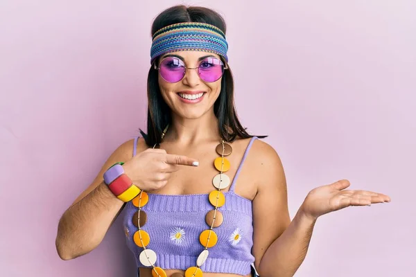 Joven Morena Vestida Estilo Bohemio Hippie Sorprendida Sonriendo Cámara Mientras — Foto de Stock