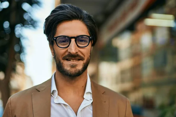 Jovem Empresário Hispânico Sorrindo Feliz Cidade — Fotografia de Stock