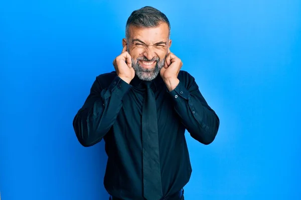 Medelålders Stilig Man Bär Business Shirt Och Slips Täcker Öronen — Stockfoto