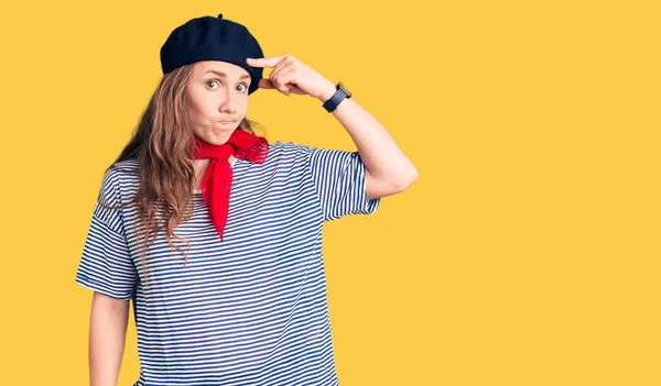 Fransız Beresi Çizgili Tişört Giyen Genç Güzel Sarışın Kadın Alnındaki — Stok fotoğraf